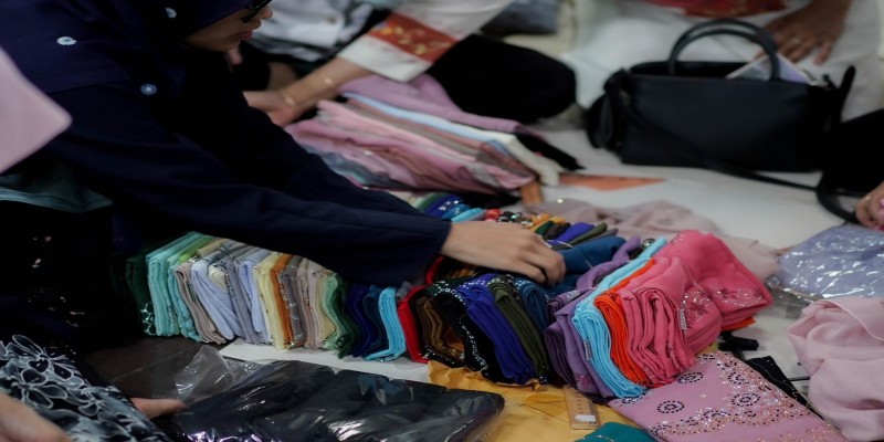 EcoTive ลงพื้นที่ ต.ไพรวัน อ.ตากใบ จ.นราธิวาส เยี่ยมชมโกดังเสื้อมลายู ผ้าคลุมผม ร้านมาดีนะห์ Madenah
