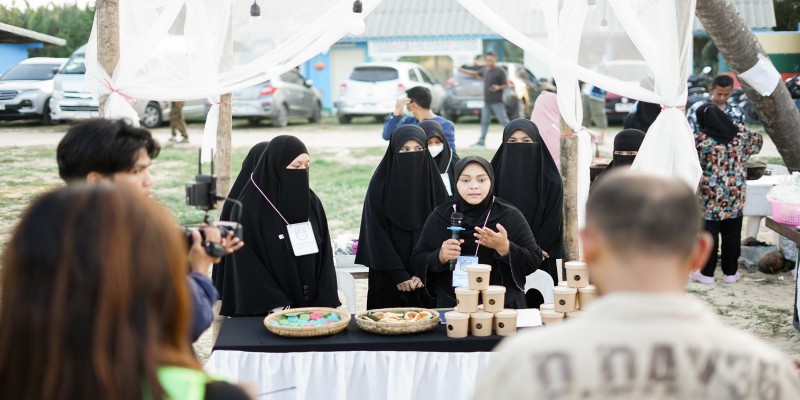 Pitching idea นำเสนอไอเดียของผู้ประกอบการและแอมบาสเดอร์